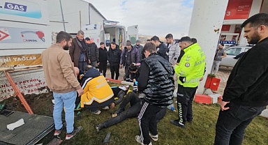 Kontrolden çıkan hafif ticari araç akaryakıt istasyonuna daldı: 2 yaralı