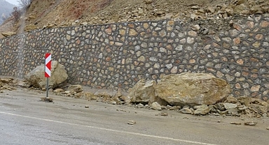 Malatya'da dev kaya parçaları yola düştü