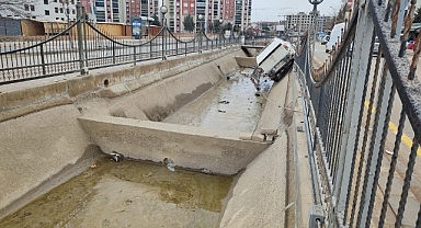 Malatya'da kontrolden çıkan pikap kanala uçtu