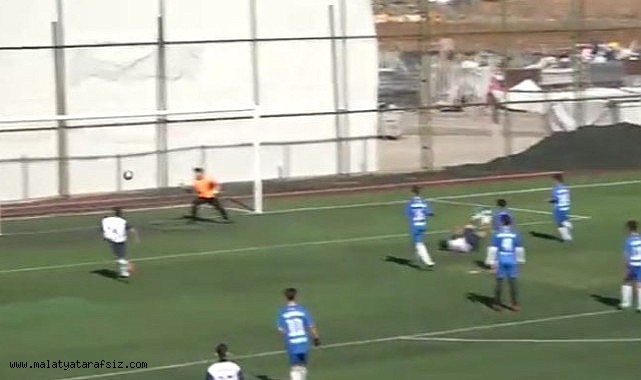 Malatya'da okul sporları futbol müsabakasında ayakta alkışlanan gol