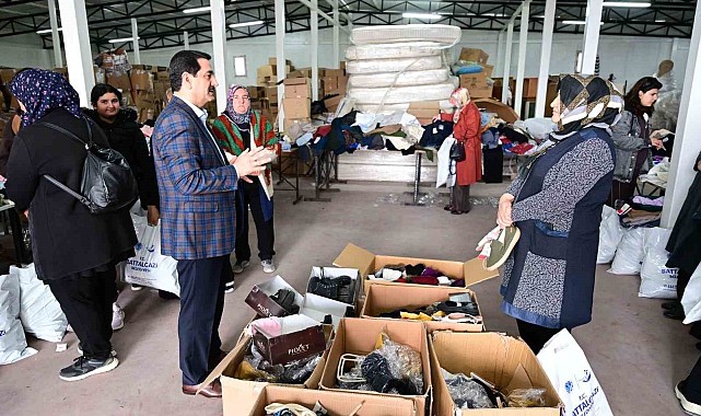 Başkan Taşkın yardım malzemeleri tasnifine eşlik etti