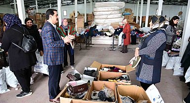 Başkan Taşkın yardım malzemeleri tasnifine eşlik etti