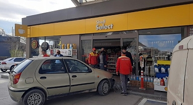 Kasiyerle tartıştı aracıyla istasyona daldı