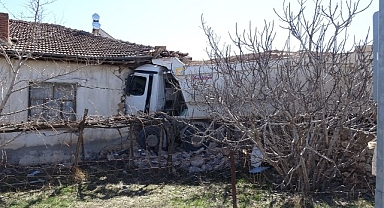 Malatya'da freni boşalan hafriyat kamyonu eve girdi: 1 yaralı