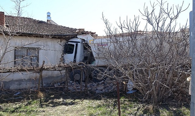 Malatya'da freni boşalan hafriyat kamyonu eve girdi: 1 yaralı