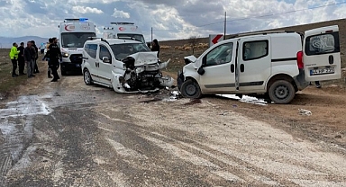 Malatya'da iki araç kafa kafaya çarpıştı: 4 yaralı