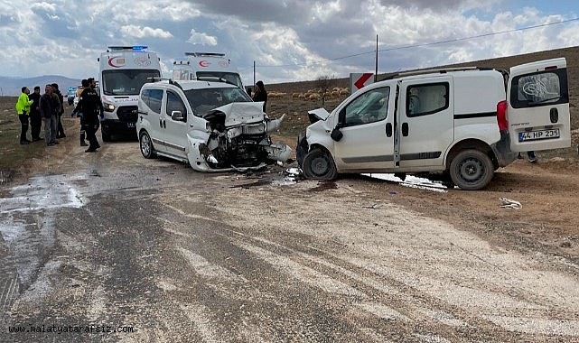 Malatya'da iki araç kafa kafaya çarpıştı: 4 yaralı