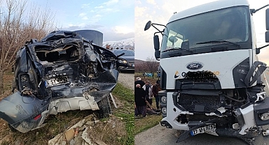 Malatya'da kontrolden çıkan kamyon hafif ticari araca çarptı: 1 ölü, 1 yaralı
