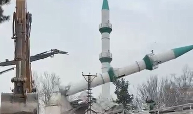 Malatya'da depremde hasar gören cami kontrollü şekilde yıkıldı