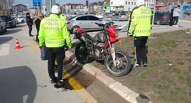 Otomobil ile çarpışan motosiklet sürücüsü kaçtı: 1 yaralı