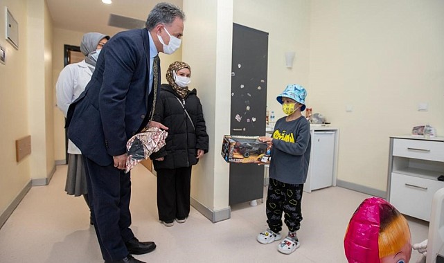 Rektör Akpolat, Onkoloji Hastanesi'ndeki minik hastaları hediyelerle sevindirdi