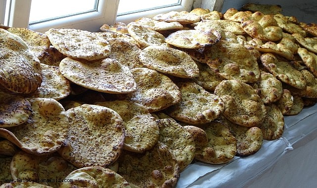 3 çocuk annesi kadın ürettiği ekmeklerle aile bütçesine katkı sağlıyor