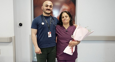 Hekim oğuldan ebe anneye Ebeler Haftası sürprizi