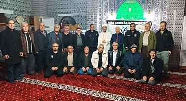 İhbar üzerine camiye gelen polisler sürpriz kutlamayla karşılaştı