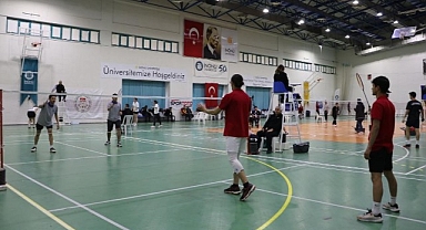 İnönü Üniversitesinin ev sahipliğinde badminton müsabakaları başladı