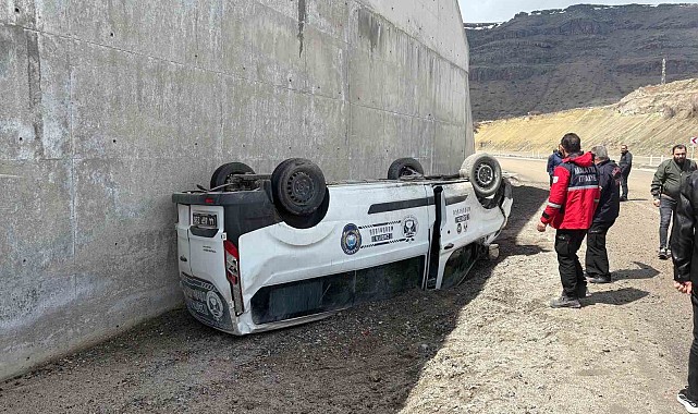Kontrolde çıkan hafif ticari araç devrildi: 1 yaralı