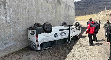 Kontrolde çıkan hafif ticari araç devrildi: 1 yaralı