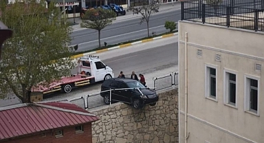 Kontrolden çıkan araç istinat duvarında asılı kaldı