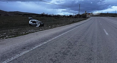 Malatya'da aydınlatma direğine çarpan araç takla attı: 3 yaralı