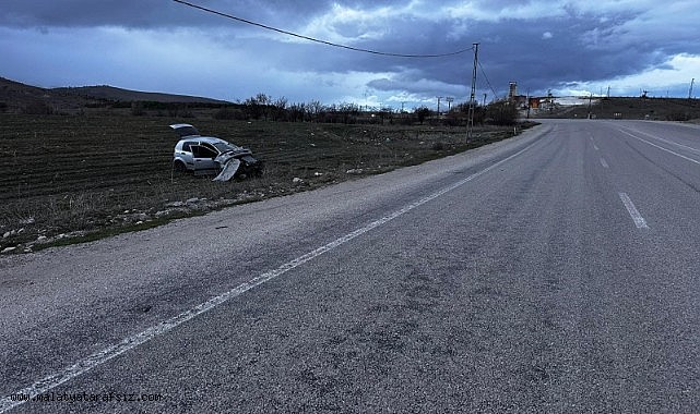 Malatya'da aydınlatma direğine çarpan araç takla attı: 3 yaralı