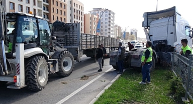 Malatya'da çekici refüje çıktı, trafik kilitlendi