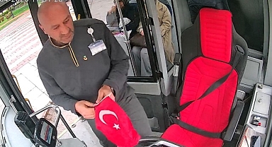 Malatya'da otobüs şoförünün bayrak hassasiyeti