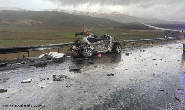 Malatya'da tır ile otomobil kafa kafaya çarpıştı: 3 ölü, 1 yaralı