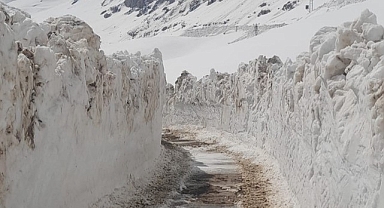 Nemrut'ta kar 5 metreyi buldu