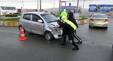 Otomobil ile çarpışan araç ters döndü: 2 yaralı