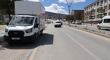 Otomobil ile kamyonet çarpıştı: 1 yaralı