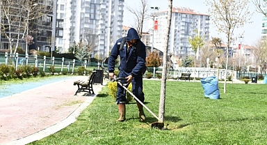 Yeşilyurt'ta park ve yeşil alanlarda bakım ve onarım çalışması