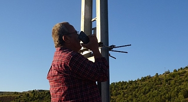 Telefon çekmeyen mezrada vatandaşlar elektrik direğine çıkıyor