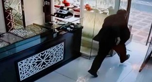 Malalatya'da kuyumcu soygunu kameralara yansıdı