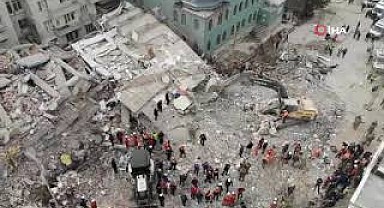 Malatya'da ekiplerin enkaz altında kalan vatandaşları kurtarma çalışması havadan görüntülendi