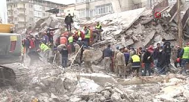 Malatya'da enkaz altında kalanları arama kurtarma çalışmaları sürüyor