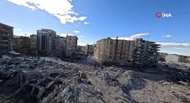 Malatya'da yıkılan yerler yarış dronu ile görüntülendi