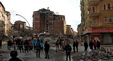 Malatya'da ağır hasarlı 5 katlı bina çöktü