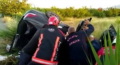 Malatya'da otomobil elektrik direğine çarptı: 1 ölü, 4 yaralı
